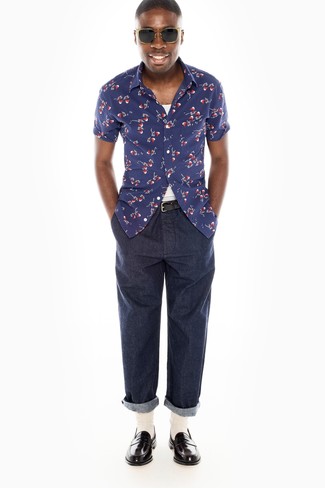 Как носить черные кожаные лоферы с темно-синими джинсами мужчине