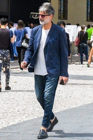 Как носить черные кожаные лоферы с темно-синими джинсами мужчине