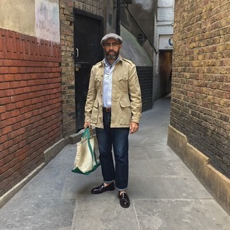 Как носить черные кожаные лоферы с темно-синими джинсами мужчине