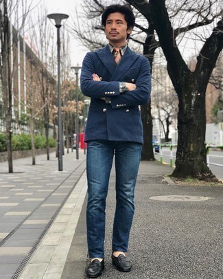 Как носить черные кожаные лоферы с темно-синими джинсами мужчине