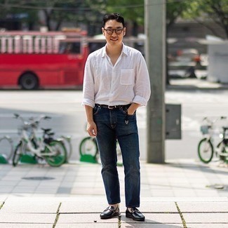 Как носить черные кожаные лоферы с темно-синими джинсами мужчине