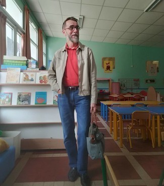 Как носить черные кожаные лоферы с темно-синими джинсами мужчине