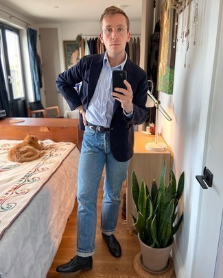 Как носить черные кожаные лоферы с темно-синими джинсами мужчине