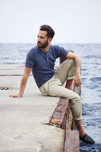 Как носить черные кожаные лоферы с темно-синей футболкой-поло мужчине