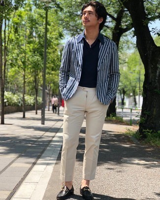 Как носить черные кожаные лоферы с темно-синей футболкой-поло мужчине