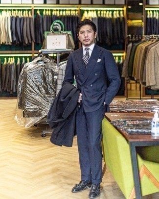 Как носить черные кожаные лоферы с темно-синим костюмом