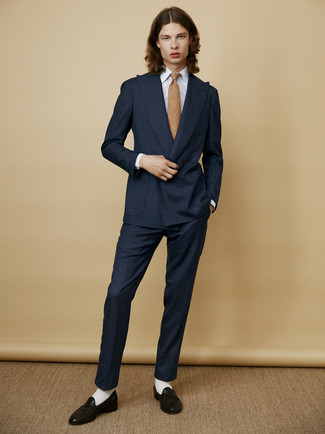 Как носить черные кожаные лоферы с темно-синим костюмом