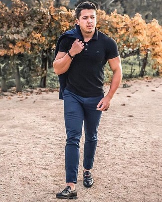 Как носить черные кожаные лоферы с темно-синим костюмом