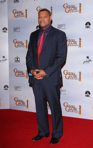 Как носить черные кожаные лоферы с темно-синим костюмом