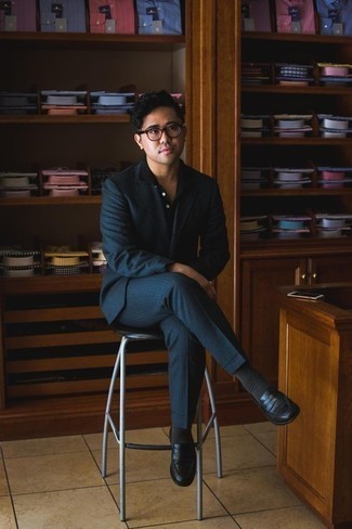 Как носить черные кожаные лоферы с темно-синим костюмом