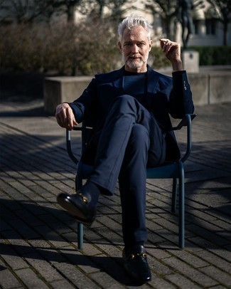 Как носить черные кожаные лоферы с темно-синим костюмом