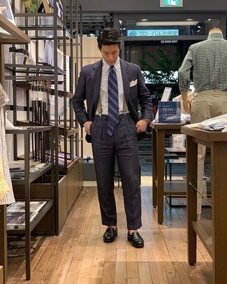 Как носить черные кожаные лоферы с темно-синим костюмом