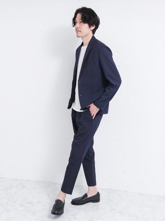 Как носить черные кожаные лоферы с темно-синим костюмом