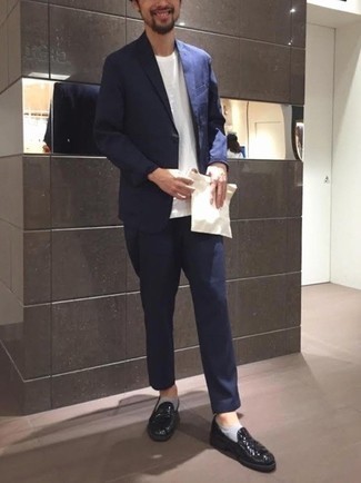 Как носить черные кожаные лоферы с темно-синим костюмом