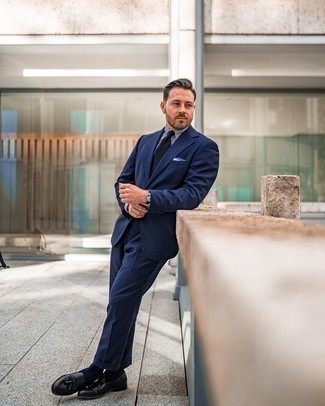 Как носить черные кожаные лоферы с темно-синим костюмом