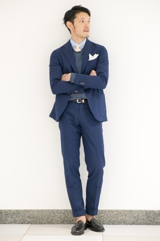 Как носить черные кожаные лоферы с темно-синим костюмом