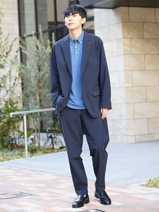 Как носить черные кожаные лоферы с темно-синим костюмом