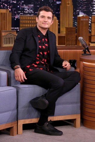 Как носить черные кожаные низкие кеды с синим пиджаком мужчине