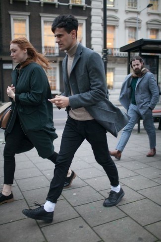 Как носить черные кожаные низкие кеды с синим пиджаком мужчине