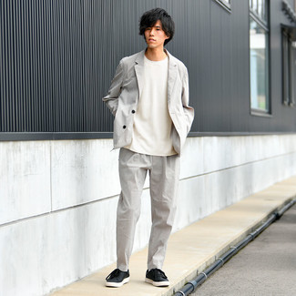 Как носить черные кожаные низкие кеды с серым костюмом