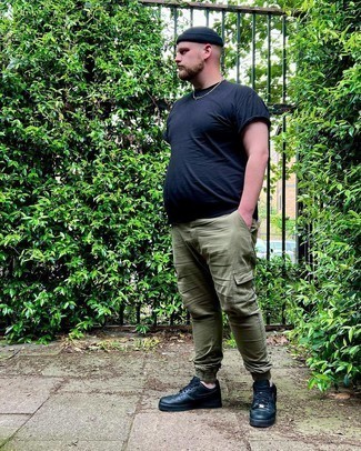 С чем носить черные кожаные низкие кеды мужчине