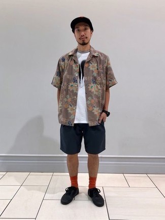 С чем носить черные кожаные низкие кеды мужчине