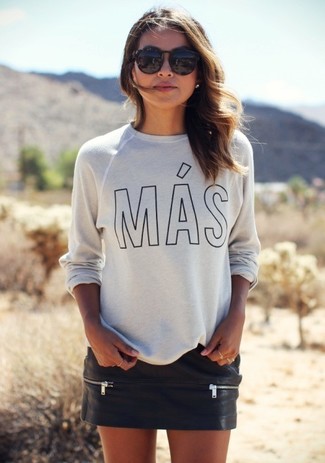 С чем носить черную кожаную мини-юбку