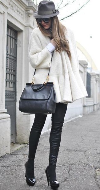 Как носить черные кожаные туфли с бежевой шубой