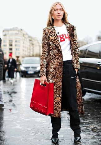 Как носить черные кожаные туфли с бежевой шубой