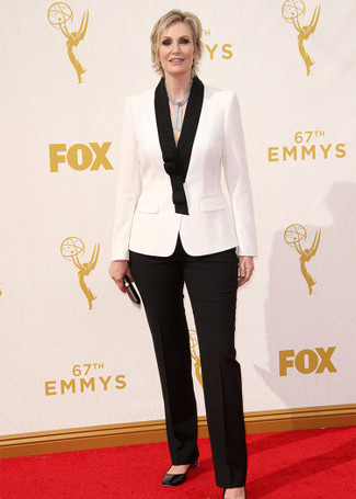 Как носить черные кожаные туфли с белым пиджаком