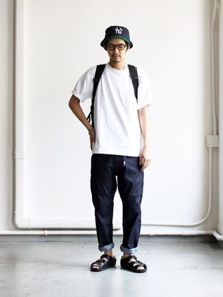 Как носить черные кожаные сандалии с темно-синими джинсами мужчине