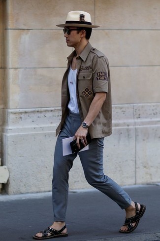 Как носить черные кожаные сандалии с белой майкой мужчине