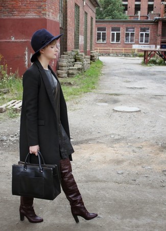 Как носить черное кожаное платье прямого кроя с черным пальто