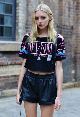 Как носить черные кожаные шорты с черным укороченным топом