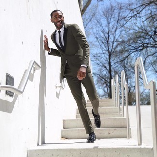 С чем носить черные кожаные лоферы с кисточками