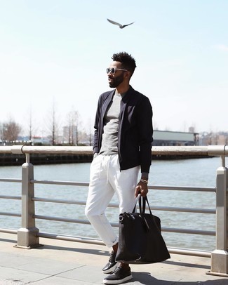 С чем носить черную кожаную большую сумку мужчине