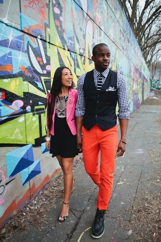 Как носить черные кожаные рабочие ботинки с темно-синим жилетом