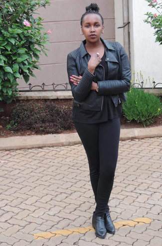 Какие косухи носить с черными леггинсами