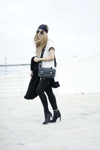 Как носить черные леггинсы с черными кожаными ботильонами