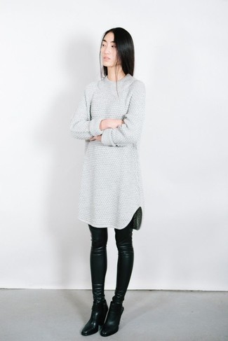 Как носить черные леггинсы с черными кожаными ботильонами