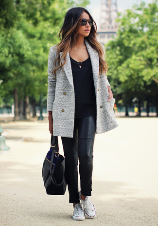 Как носить черные леггинсы с темно-серым пальто