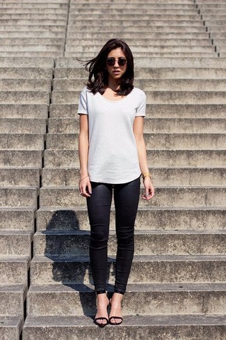 Какие босоножки на каблуке носить с черными леггинсами