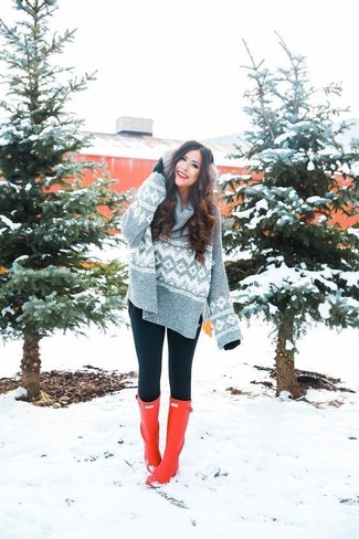 Какие свободные свитера носить с черными леггинсами