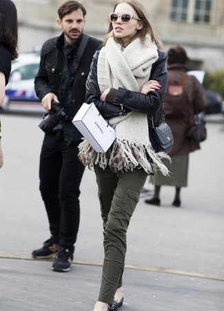 Какие косухи носить с черными лоферами женщине