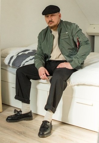 Какие бомберы носить с черными лоферами мужчине