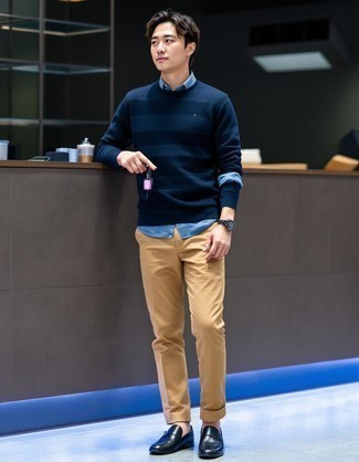 Какие свитера с круглым вырезом носить с черными лоферами мужчине