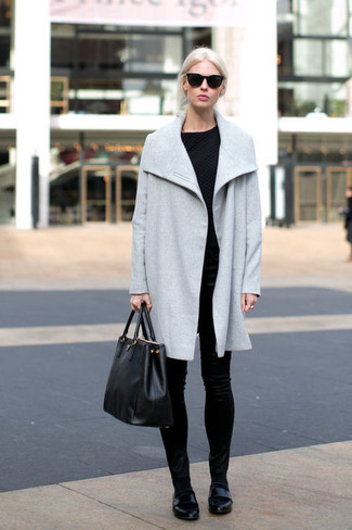 Какие свитера с круглым вырезом носить с черными лоферами женщине