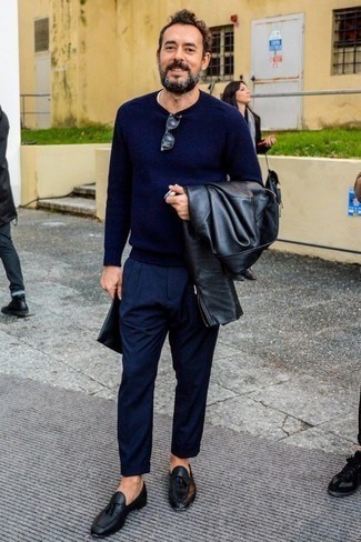 Какие свитера с круглым вырезом носить с черными лоферами мужчине