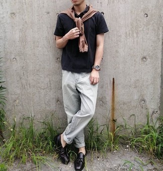 Какие свитера с круглым вырезом носить с черными лоферами мужчине