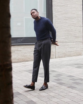 Какие свитера с круглым вырезом носить с черными лоферами мужчине